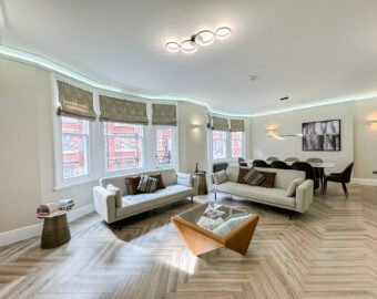 London rental property: bay-windowed living room