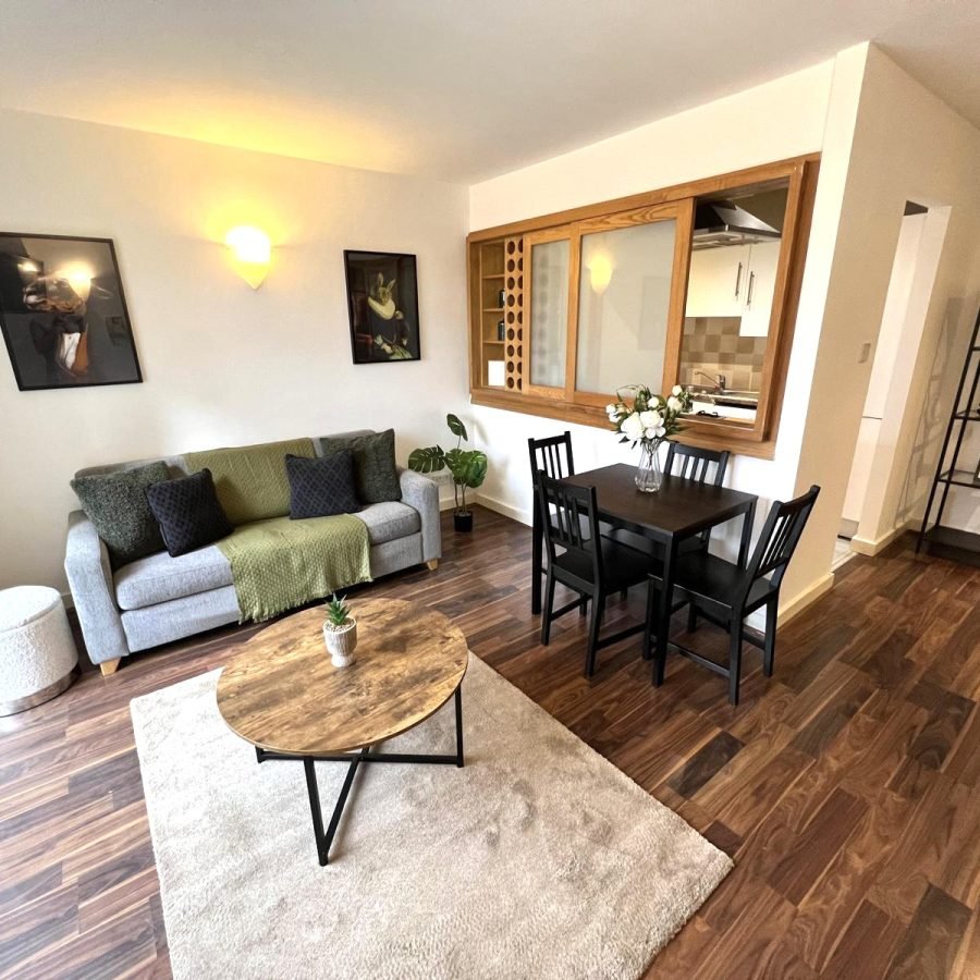 Corporate accommodation London: living and dining room