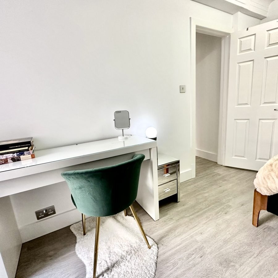 London corporate let apartment: bedroom dressing table