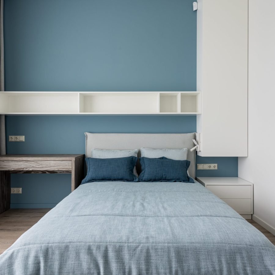 Corporate accommodation London: bedroom with desk