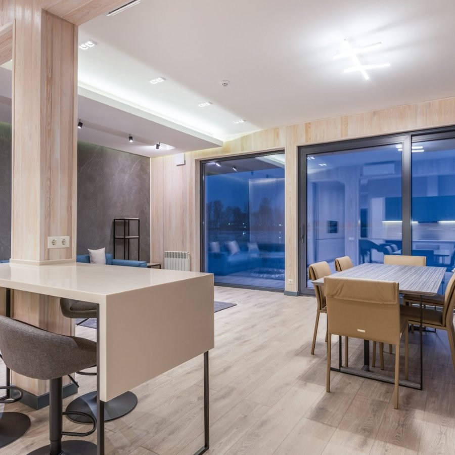 London company let apartment: dining area